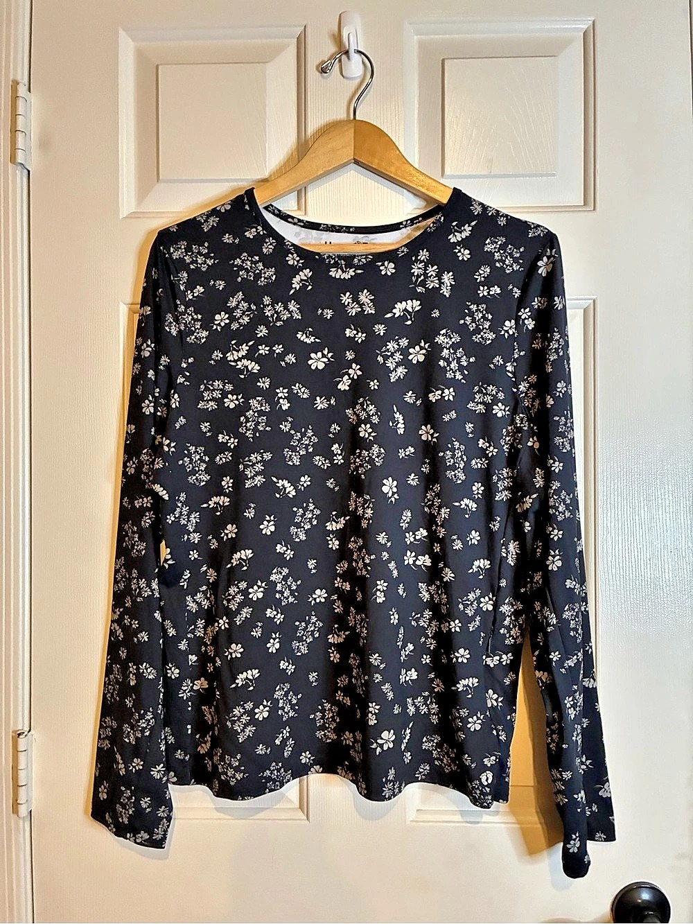 Hang Ten UPF 50+ long sleeve floral top Floral UPF 50+ Top in Black & White Size
